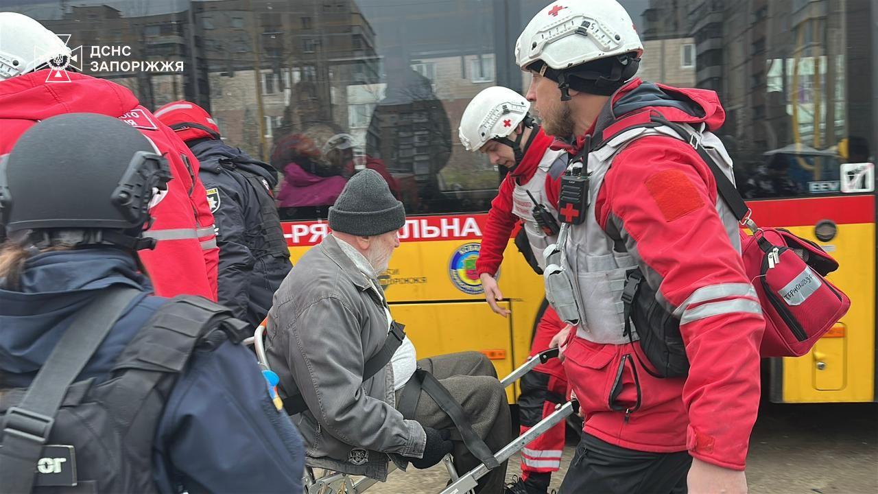 Аварійно-рятувальні роботи у Запоріжжі завершені: 30 постраждалих, серед яких є діти
