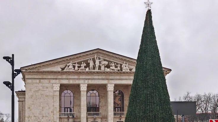 В окупованому Маріуполі почали продавати квитки до драмтеатру, зруйнованого російським ударом у 2022 році