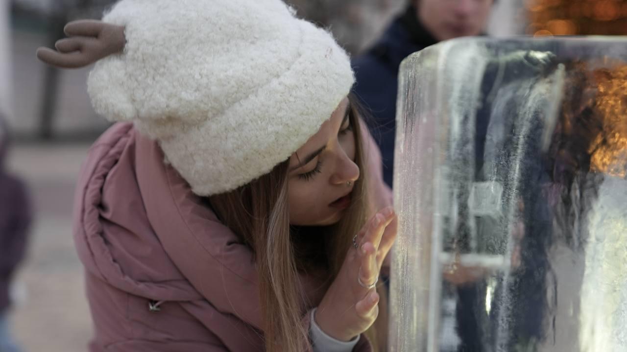 На Софійській площі з’явилося серце, сховане у крижаній брилі