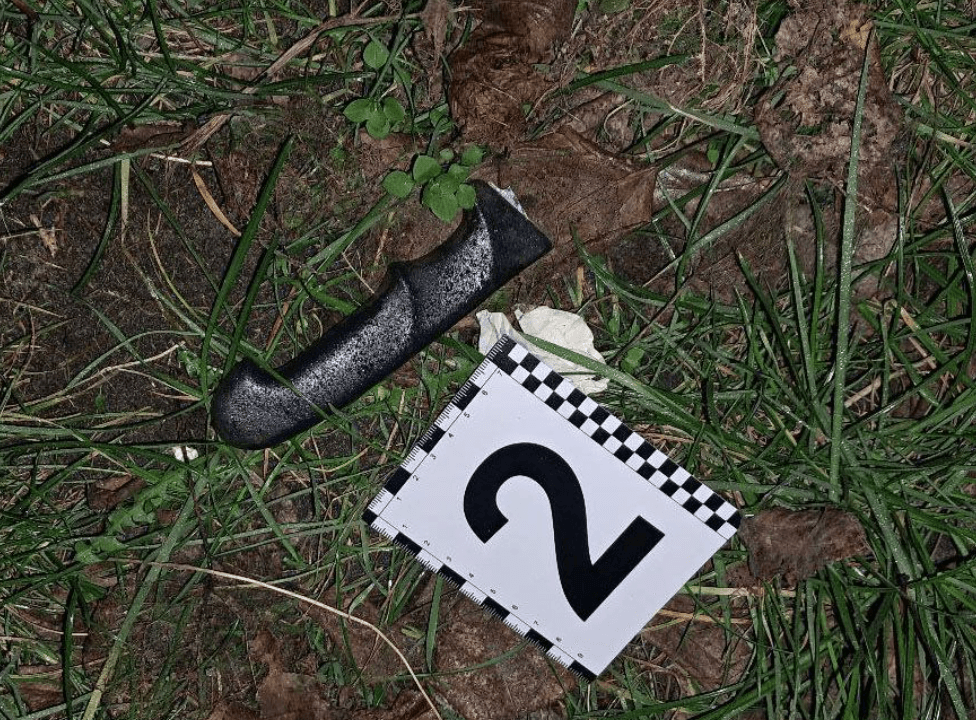 На Оболоні чоловік з ножем нападав на перехожих