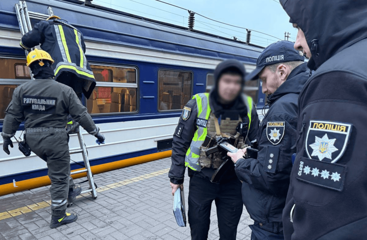 На «Видубичах» 16-річний хлопець заліз на дах електрички та загинув 