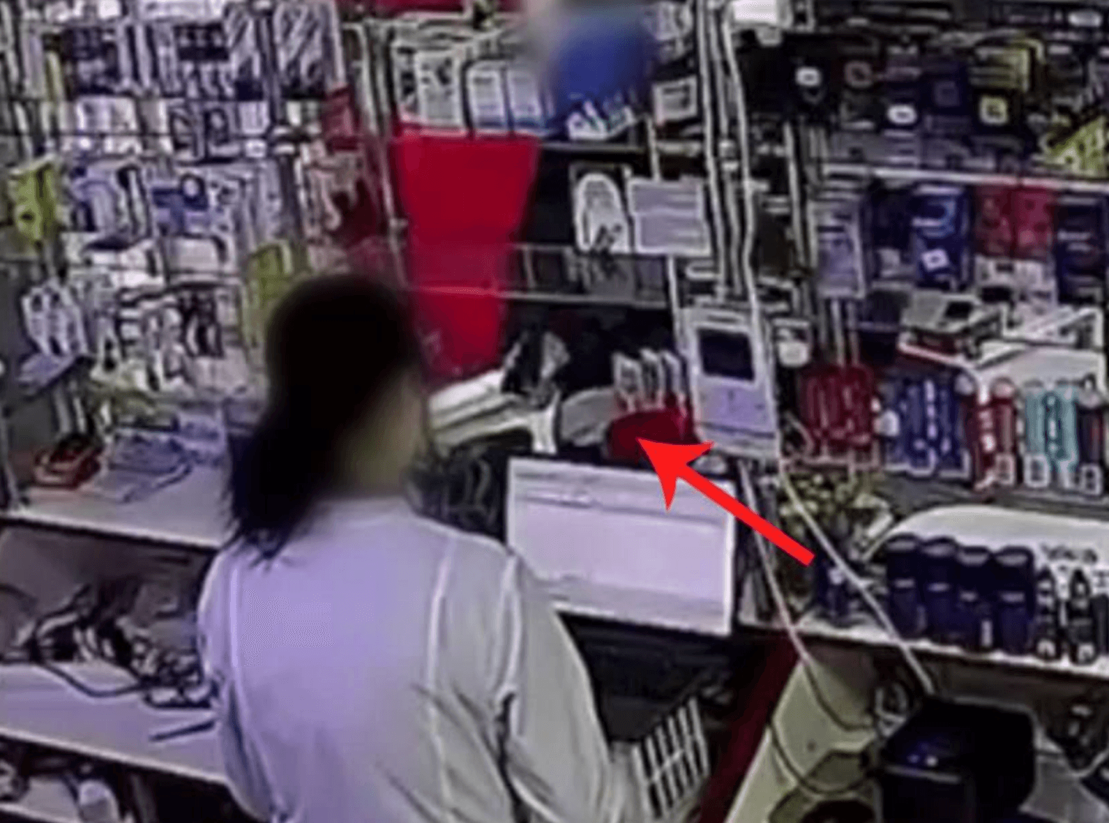 У Києві чоловік зі зброєю вчинив розбійний напад на аптеку