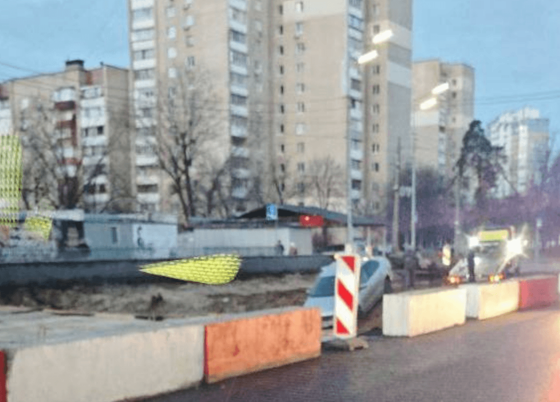 На Харківському шосе автівка влетіла у яму, яку вирили комунальники