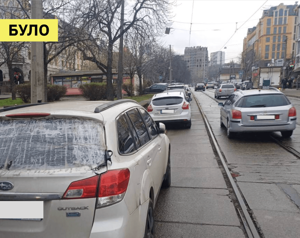 На Подолі масово евакуювали припарковані на трамвайних коліях автівки