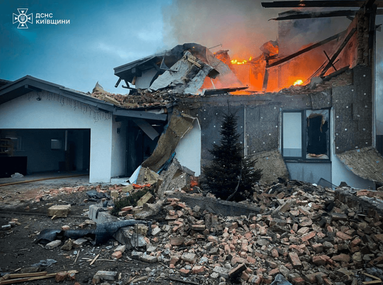 Внаслідок ворожої атаки під Києвом загинула жінка, є травмовані