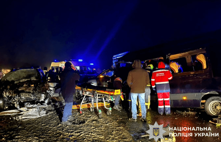 Масова аварія з маршруткою на Київщині: загинув чоловік, постраждали 13 пасажирів