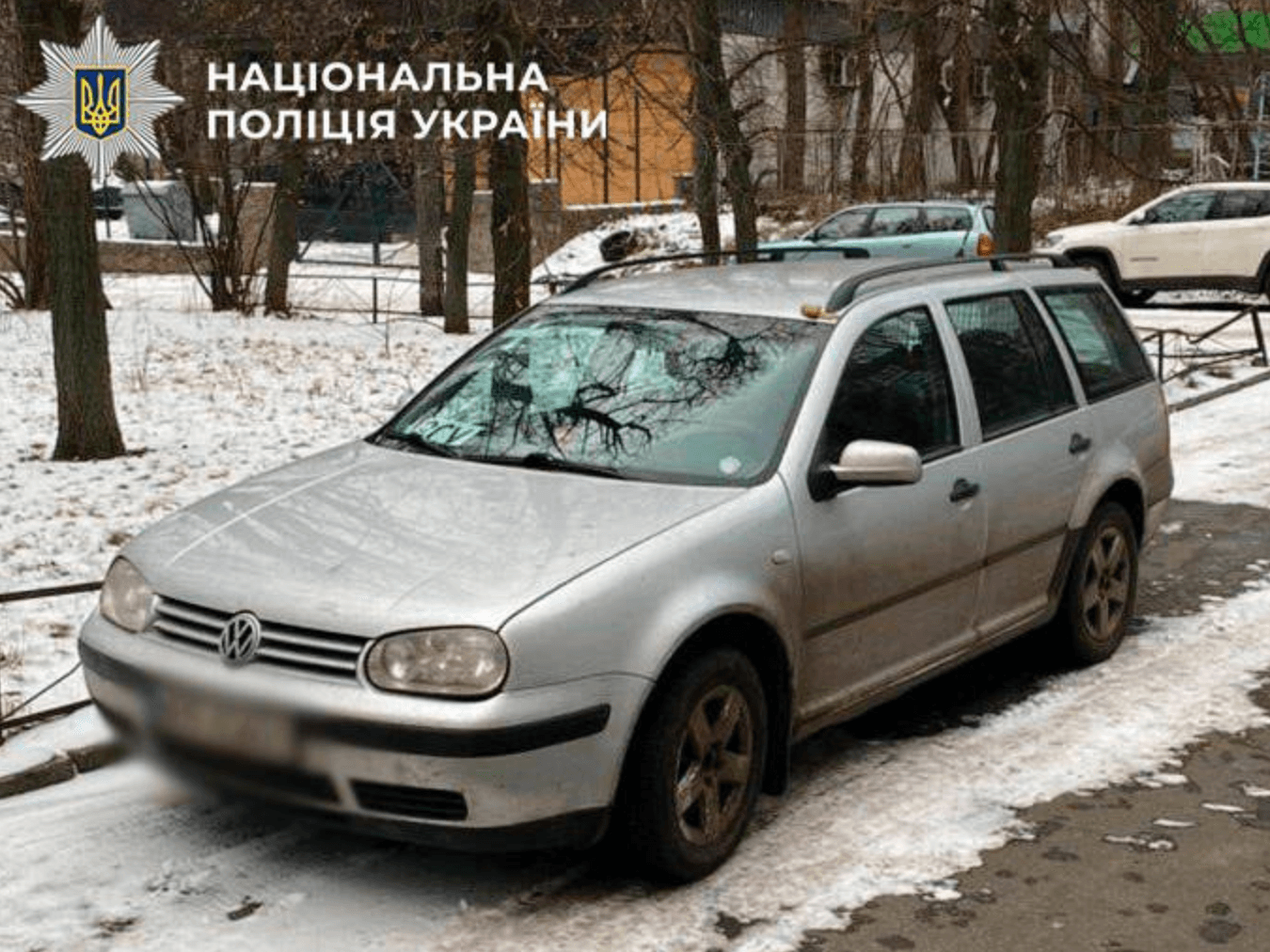 Киянин закріпив на даху автівки муляж міни та їздив так містом