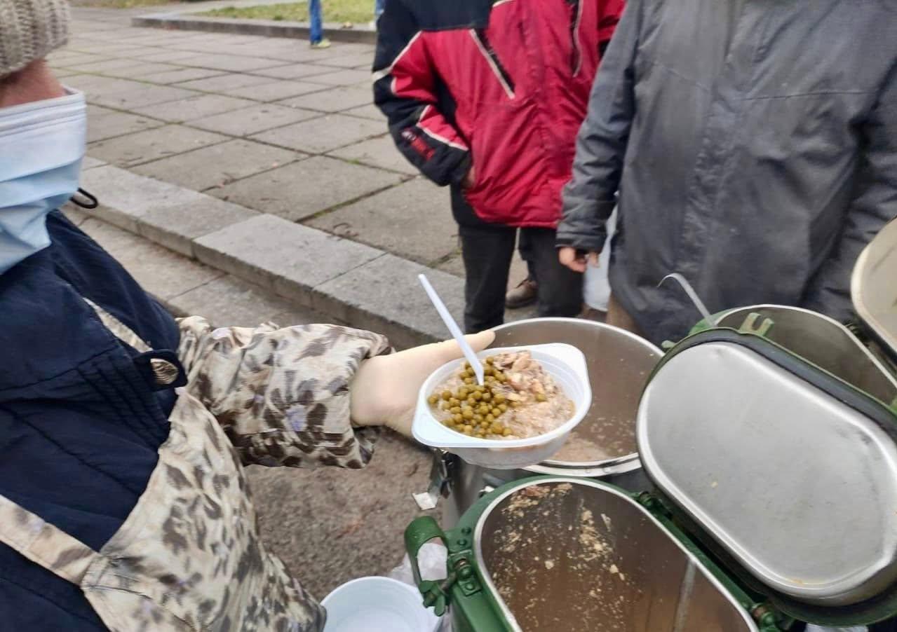 Гарячі обіди і нічліг: де  отримати допомогу людям, що опинились на вулиці