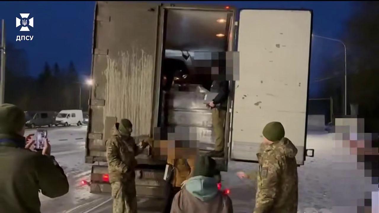 Семеро українців намагались потрапити до Молдови, заховавшись у фурі серед пляшок алкоголю