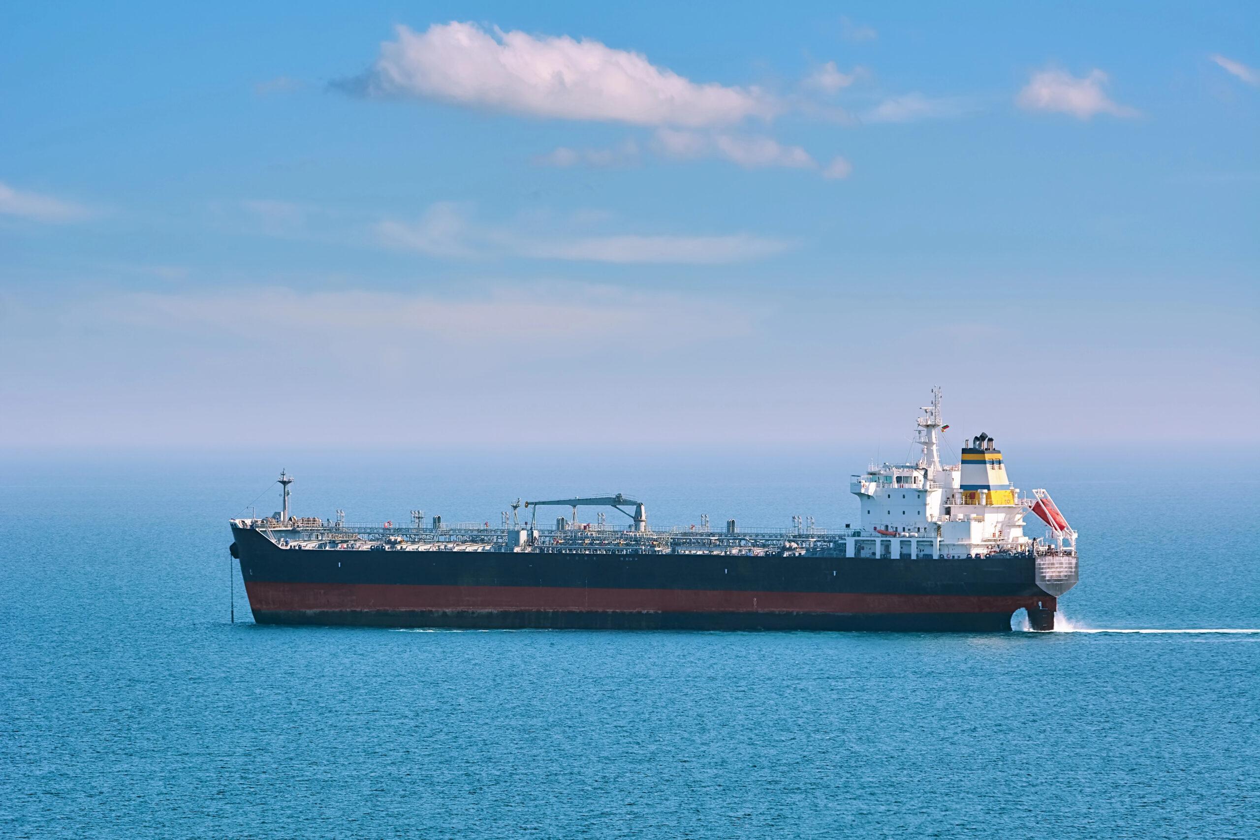 Росія атакувала два цивільні судна в Чорному морі: поранений моряк, на танкері пожежа