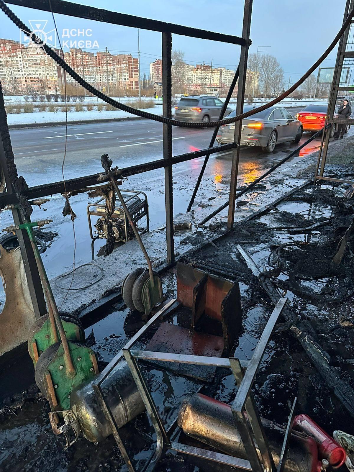 На Воскресенці через загоряння генератора згорів шиномонтаж