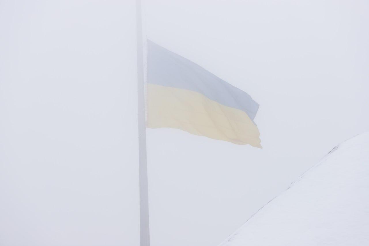 Головний прапор України приспустять через погіршення погоди