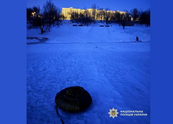 У Харкові 70-річна жінка загинула під час катання з гірки