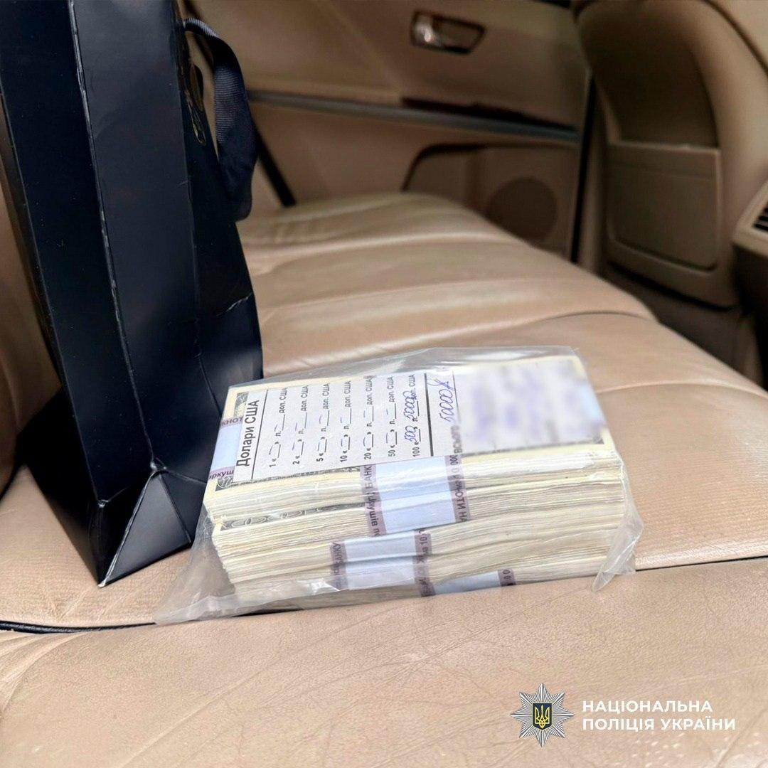 Двое ділків торгували у Києві фальшивими доларами, які навіть не «бачив» детектор банкнот