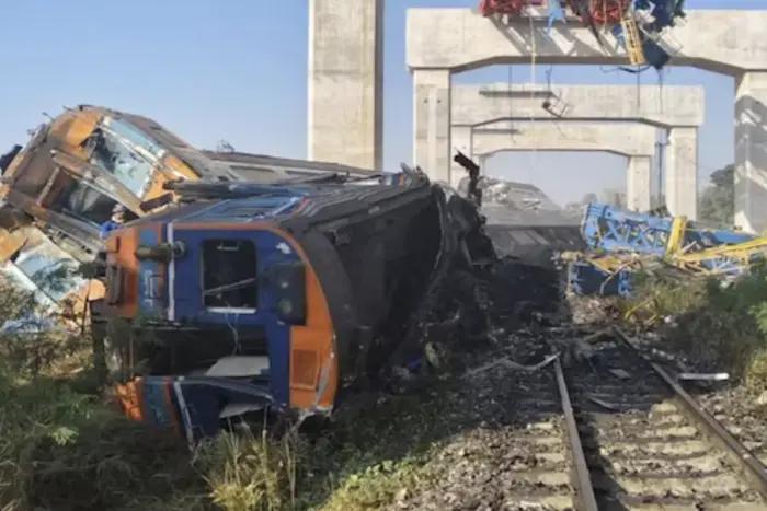 У Таїланді будівельний кран впав на пасажирський поїзд: загинули щонайменше 22 людини