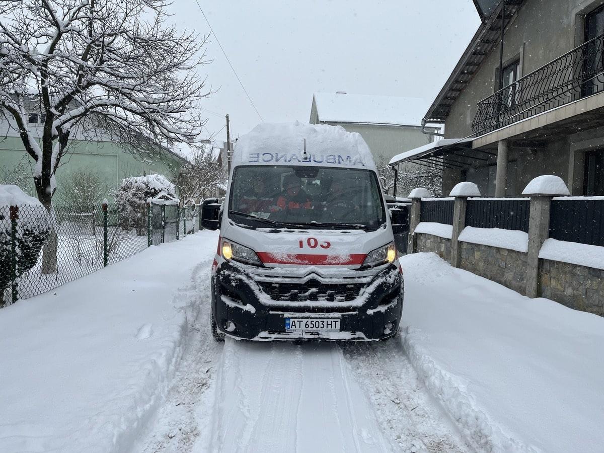 В холоди 103 перевантажене: коли викликати “швидку” важливо, а коли достатньо сімейного лікаря