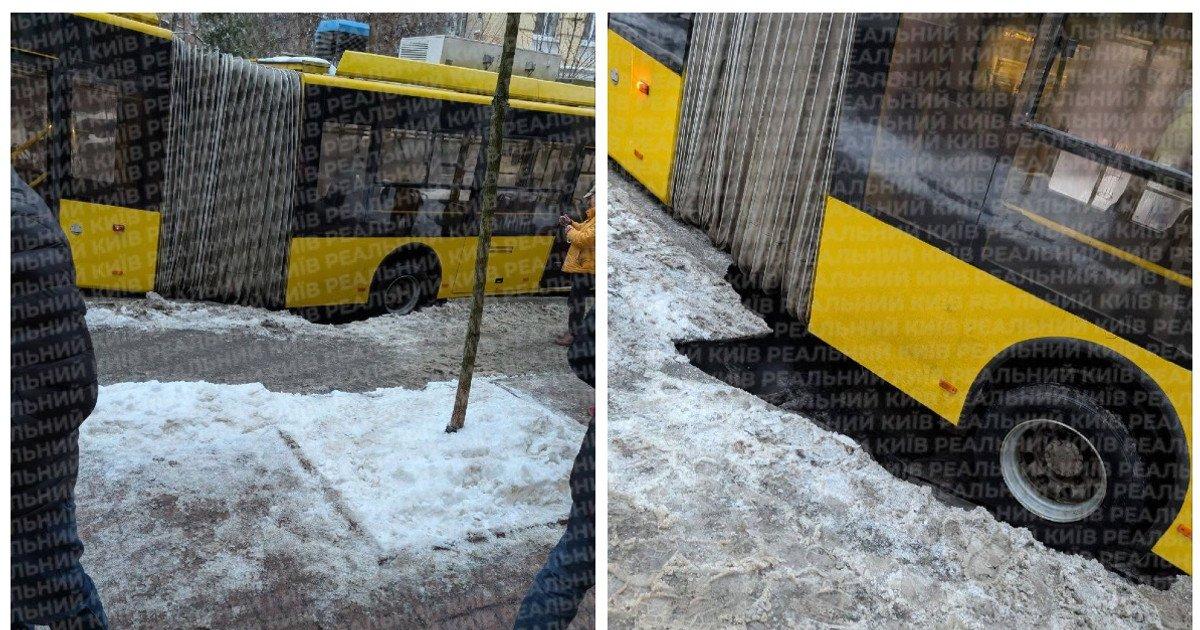 У Києві на Софіївській тривають аварійні роботи: тролейбус прибрали, дві багатоповерхівки та дитсадок тимчасово без води