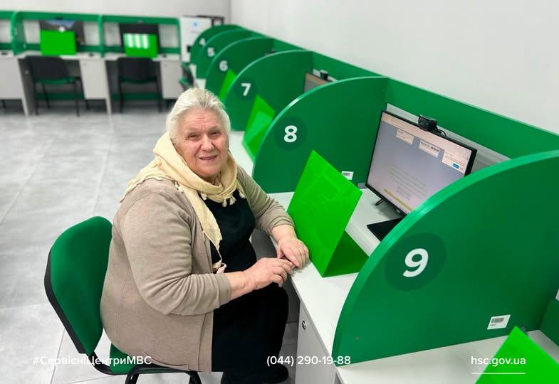 71-річна жінка успішно склала теоретичний іспит з водіння