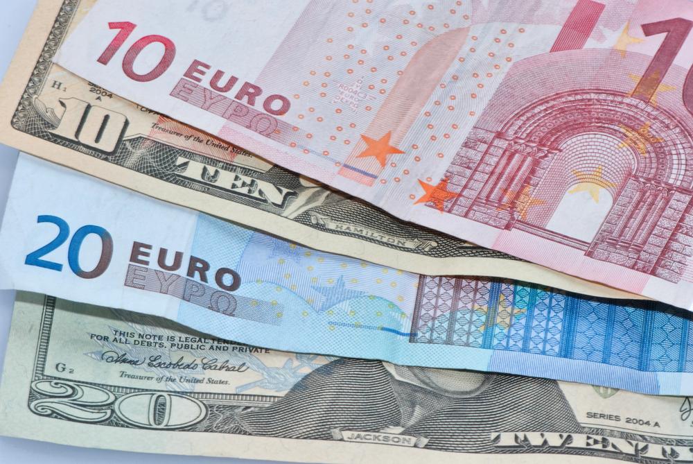 Валюта дорожчає: де зараз вигідно обміняти долари та євро