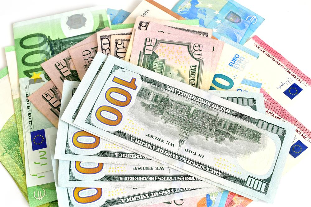 Який зараз курс у столичних обмінниках: де вигідно обміняти долари та євро