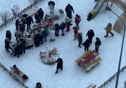 Поки в квартирах немає світла, жителі одного з дворів їдять гуртом шашлики з випивкою