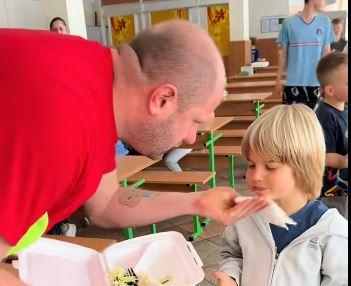 “Світ, де кожна людина на своєму місці” – кадри з директором школи, що годує першачка, вразили мережі