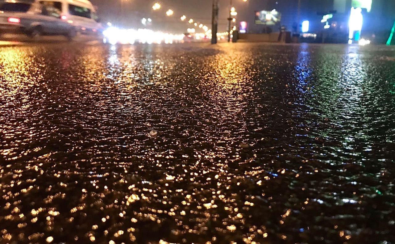 По вулиці – на ковзанах: у столиці на відео потрапив унікальний пішохід (відео)