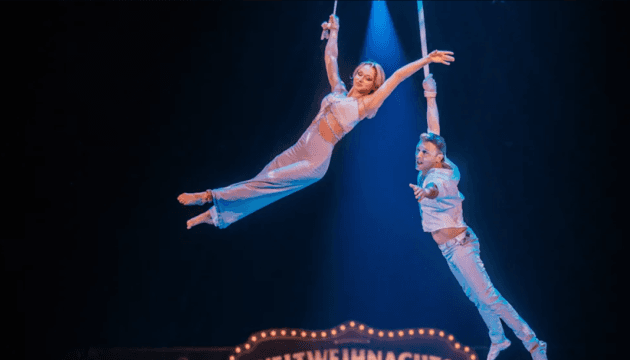 Українські акробати зірвались з висоти під час виступу у різдвяному цирку Штутгарта