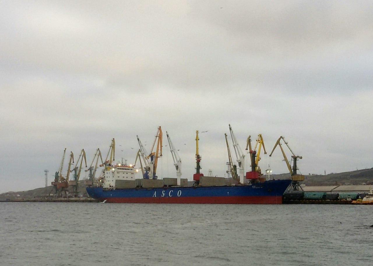 Балкер Siberia, ймовірно, вивозить викрадене українське зерно з окупованого Криму