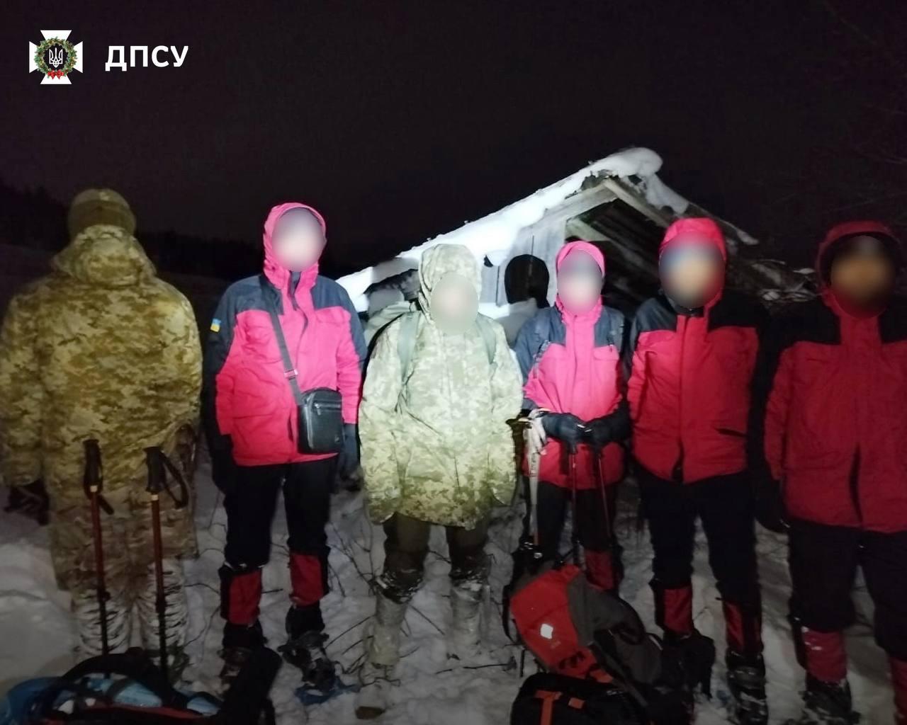 Прикордонники врятували дніпрянина, який п’ять діб блукав у горах