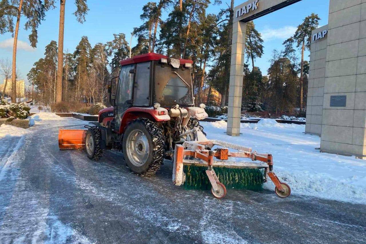 Київ продовжує боротися зі снігом і “ковзанками” на дорогах