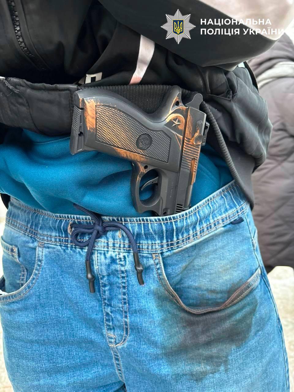 Киянин погрожував обмінникам іграшковим пістолетом у Дарницькому районі