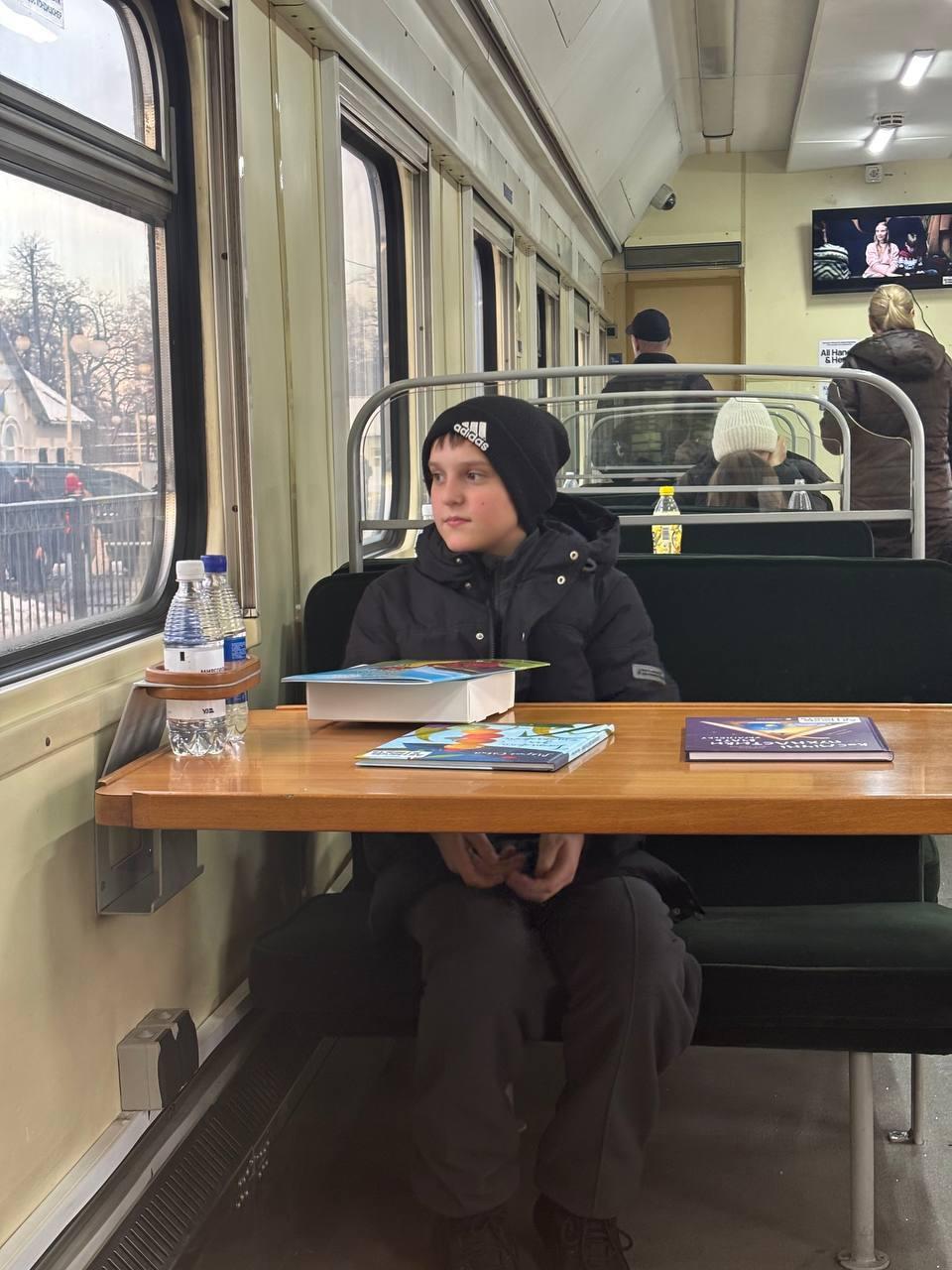 Укрзалізниця запустила на Київщині вагони незламності: з теплим чаєм, зарядками та мультиками