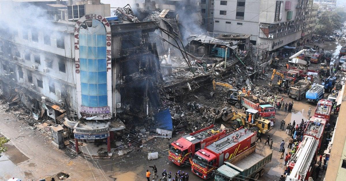 Масштабна пожежа знищила торговий центр Gul Plaza в Карачі: щонайменше 14 загиблих