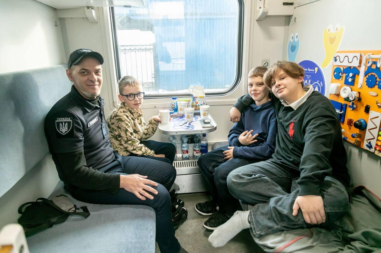 Понад 30 «Вагонів незламності» вирушають у регіони України: опалення, зв’язок, генератори, дитяче купе