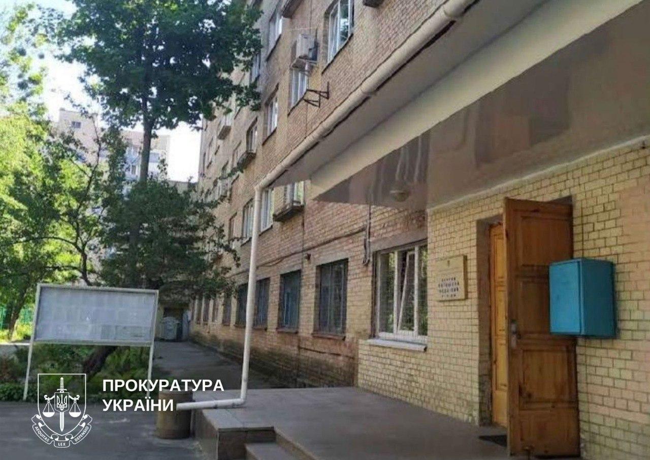 Орендарі влаштували в приміщеннях медколеджу солярій та ремонт одягу, прокурори пішли до суду