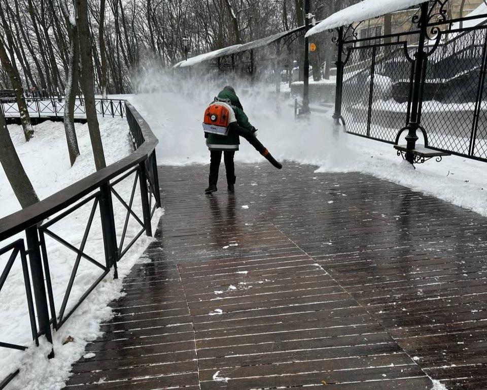 У Києві триває обробка доріг і тротуарів від ожеледиці