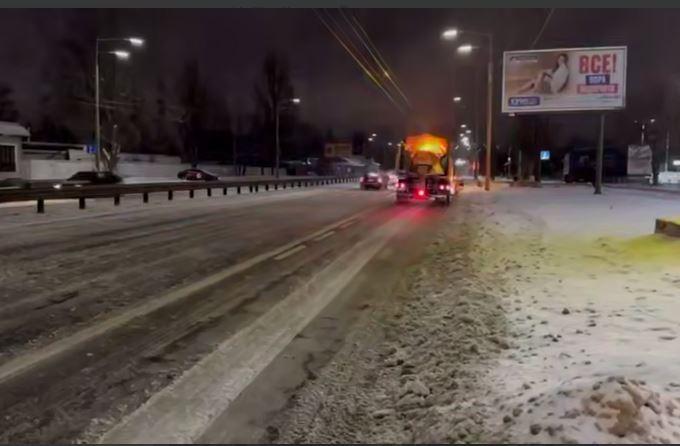 “Найкращий спосіб пересуватися – рачки”: кияни скаржаться на погане прибирання снігу