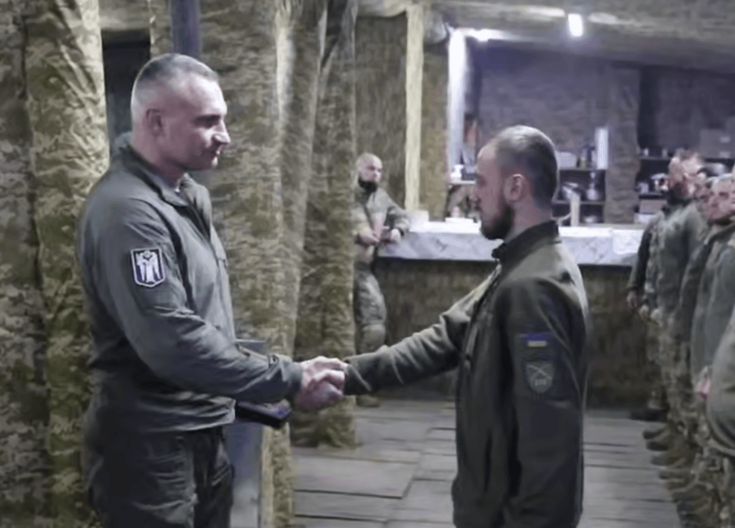 Кличко зустрів Новий рік з бійцями на фронті