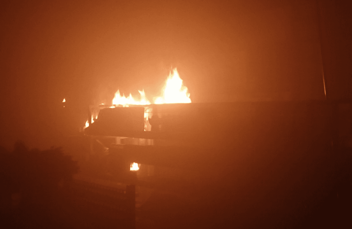 Росіяни двічі за ніч атакували Запоріжжя: спалахнув ТЦ, пошкоджені будинки