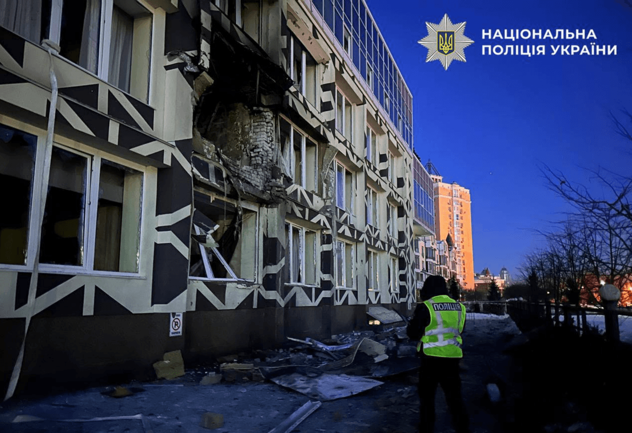 На Оболоні внаслідок ворожої атаки загорілась лікарня: є загиблий 