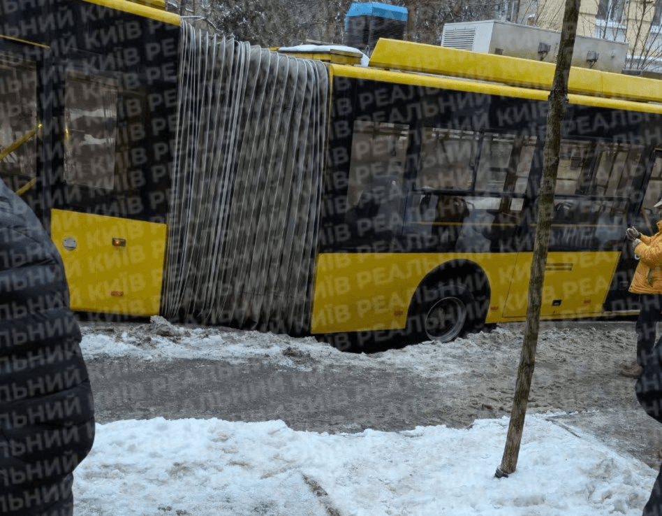 На Софіївській тролейбус частково провалився під асфальт: рух транспорту зупинено