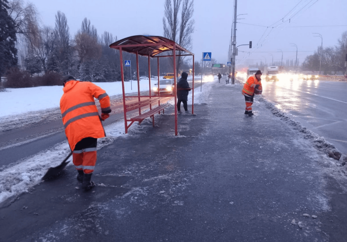 Вулиці Києва активно чистять від льоду: яка зараз ситуація на дорогах