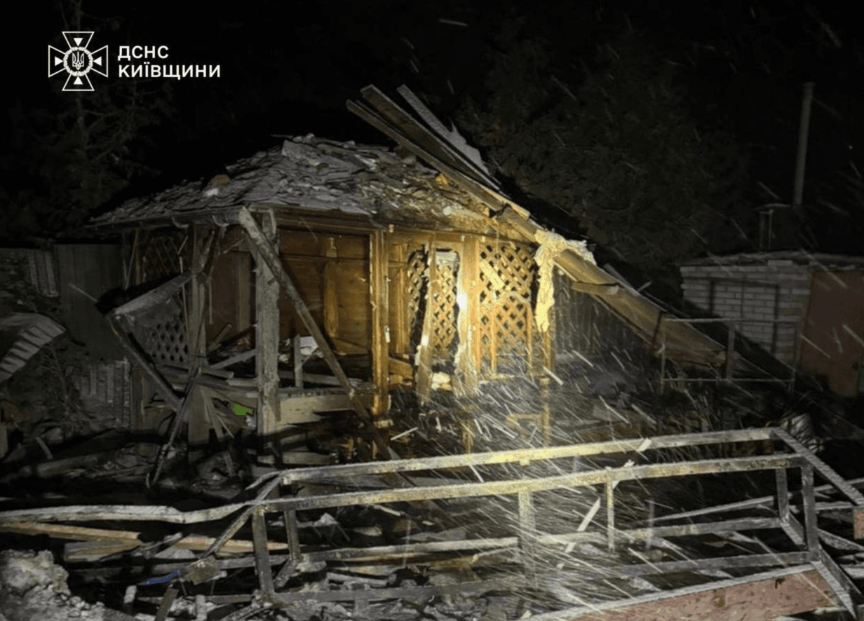 З-під завалів будинку під Києвом дістали родину з дитиною