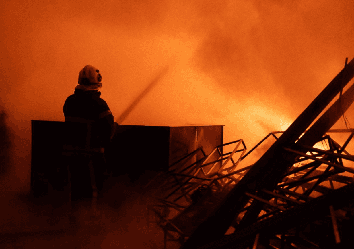 Масштабна пожежа сталася на Солом’янці: рятувальники показали фото