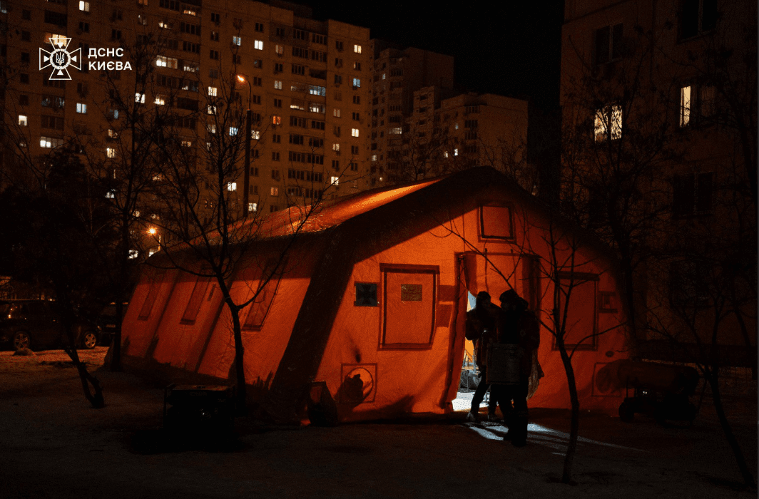 Кияни вночі йдуть до Пунктів незламності, щоб не мерзнути вдома