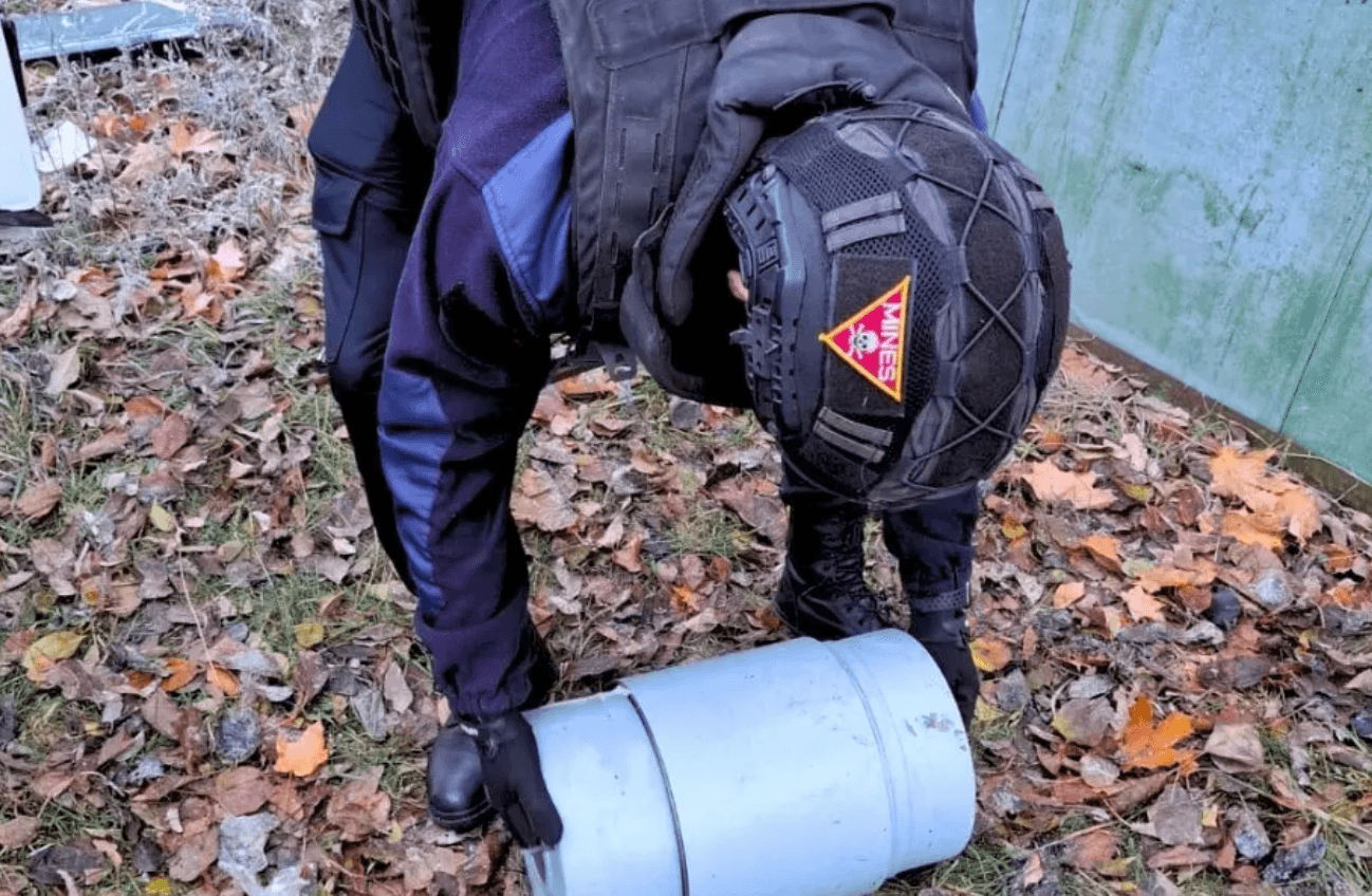 Поліцейські розповіли, як діяти, якщо знайшли уламки безпілотника або ракети