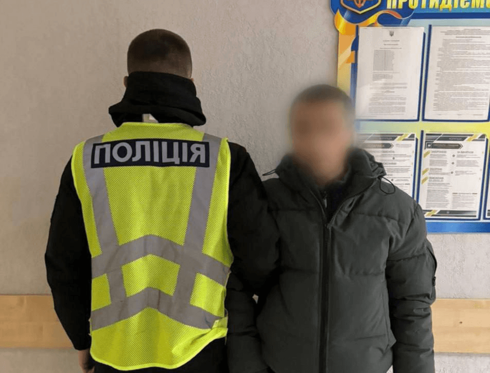 У Голосієві чоловік витягнув з кишені пенсіонерки ключі та обікрав її квартиру