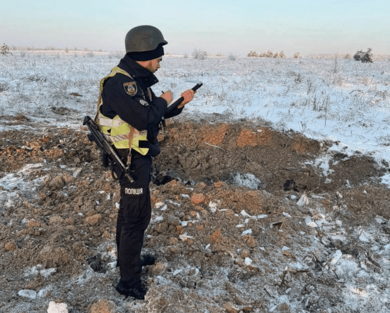 У поліції показали наслідки атаки на Київщину: пошкоджені будинки та авто