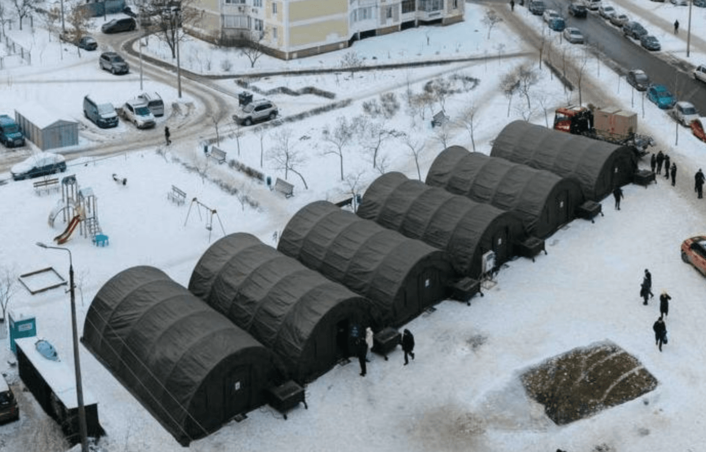 На Троєщині через відсутність опалення розгорнули два наметових містечка